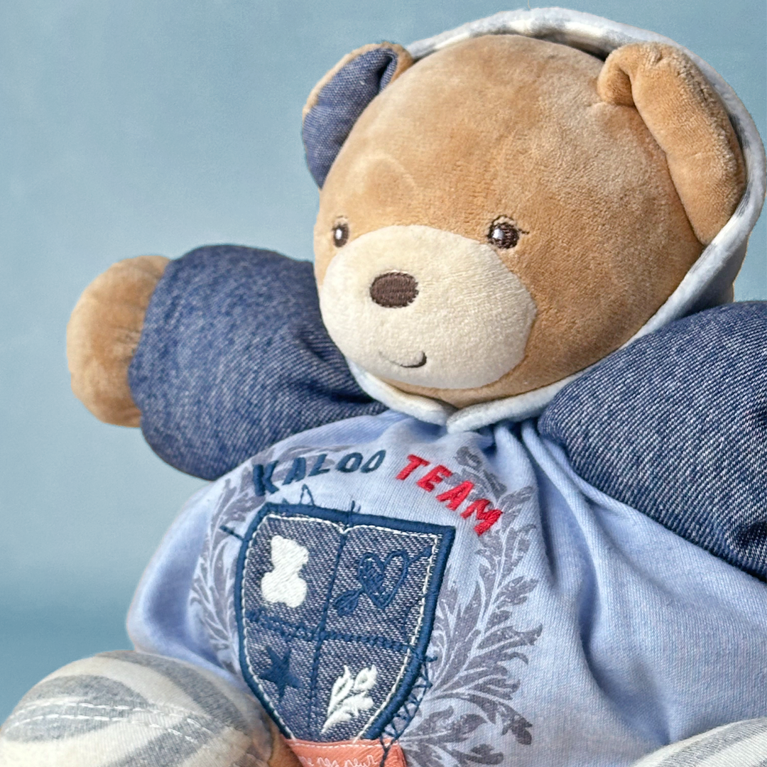 Kaloo Team Bear – Cozy in Denim & Stripes