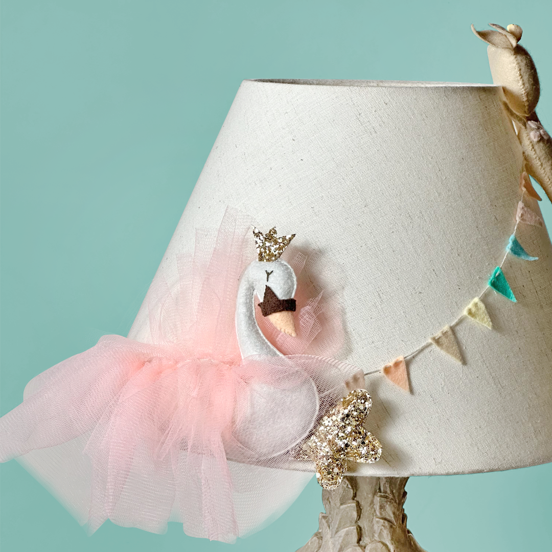 Happy Swan Lamp