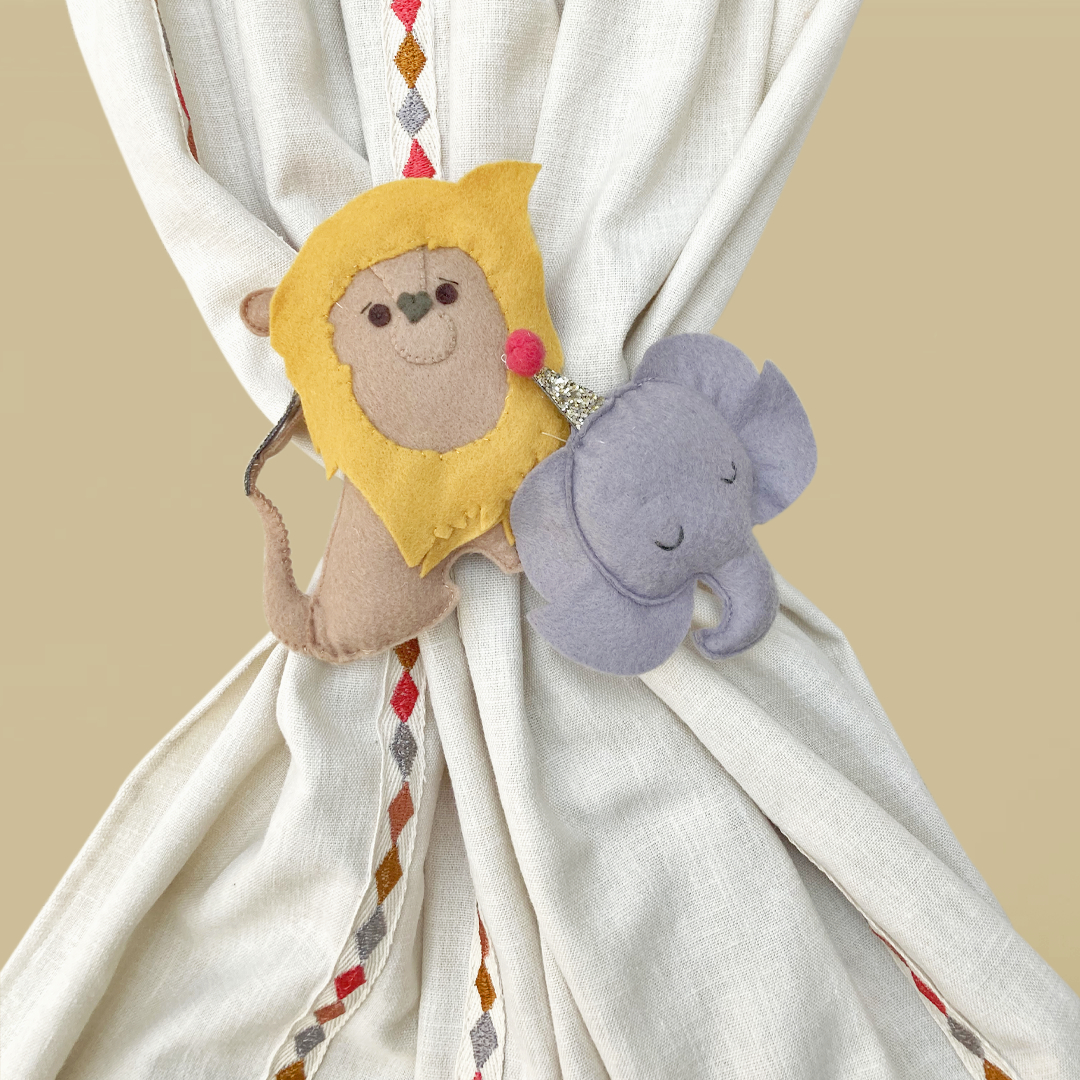 Tie Up - Pantomime Elly&Lion
