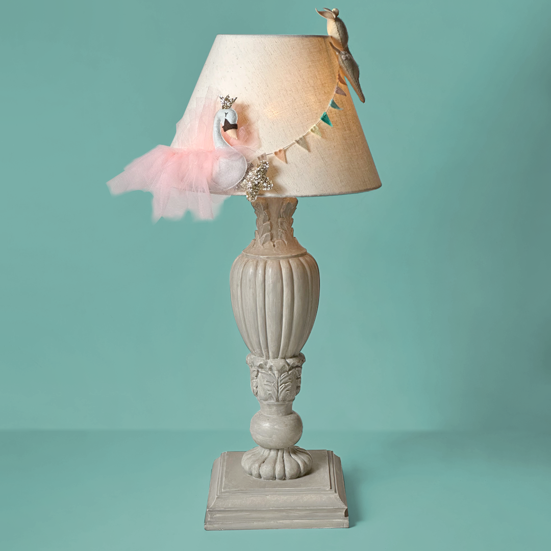 Happy Swan Lamp